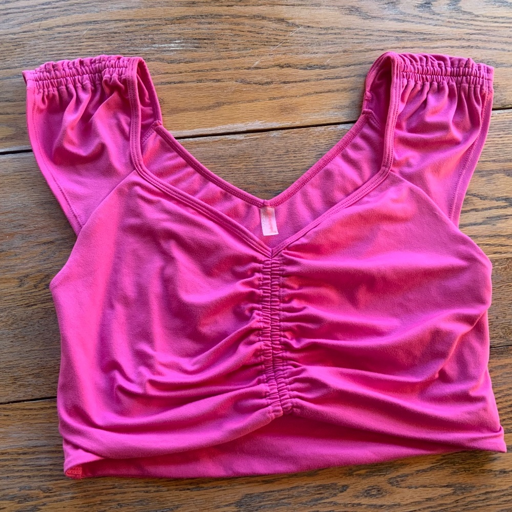 FREE PEOPLE poly/elastane crop top with cutout back/ruched front/sleeve/L